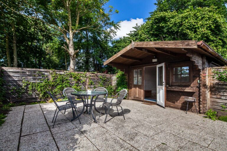 Geschützte Terrasse mit Laube