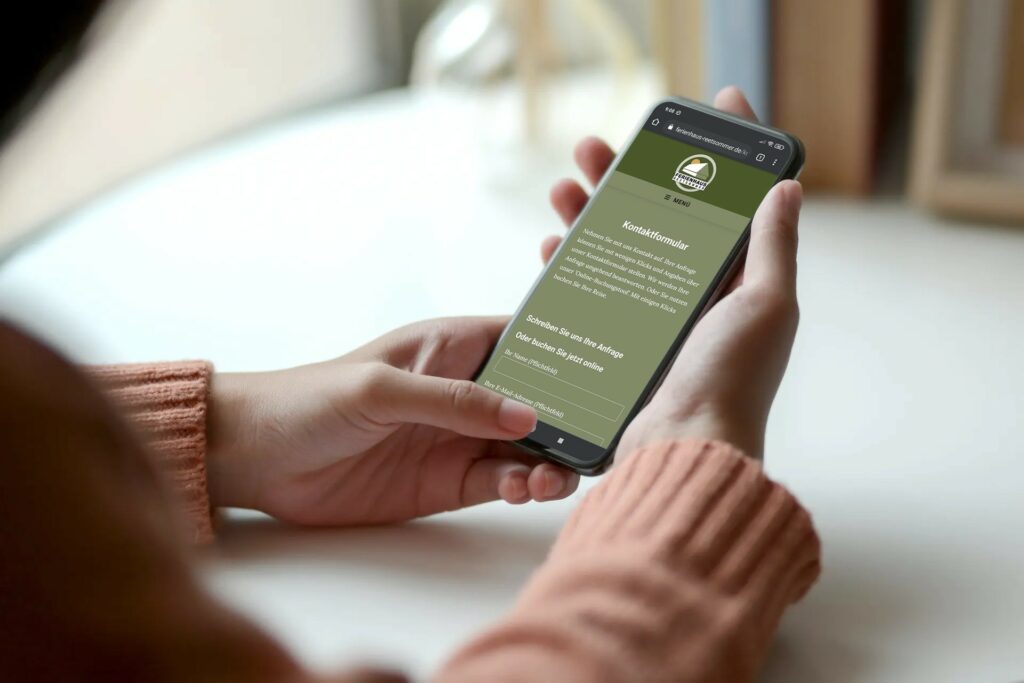 Frau hat Smartphone in der Hand und besucht Kontaktseite dieser Website